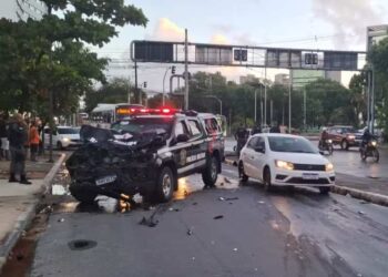 Motociclista morre após ser atropelado por viatura da PM durante perseguição a assaltantes no Recife.