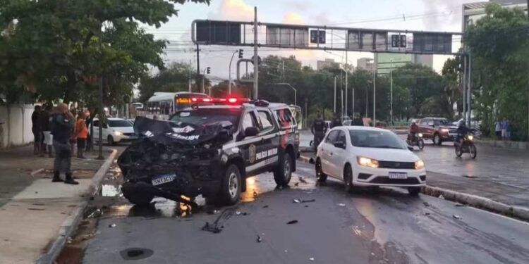 Motociclista morre após ser atropelado por viatura da PM durante perseguição a assaltantes no Recife.