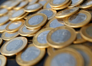 Presidente Lula lança pacote de medidas para estimular crédito a beneficiários do Bolsa Família e micro e pequenas empresas.