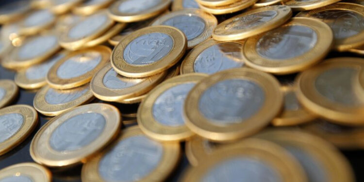 Presidente Lula lança pacote de medidas para estimular crédito a beneficiários do Bolsa Família e micro e pequenas empresas.