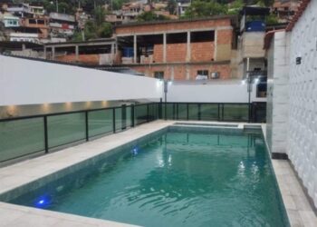 Casa de luxo localizada na favela era usada por integrantes da facção criminosa.