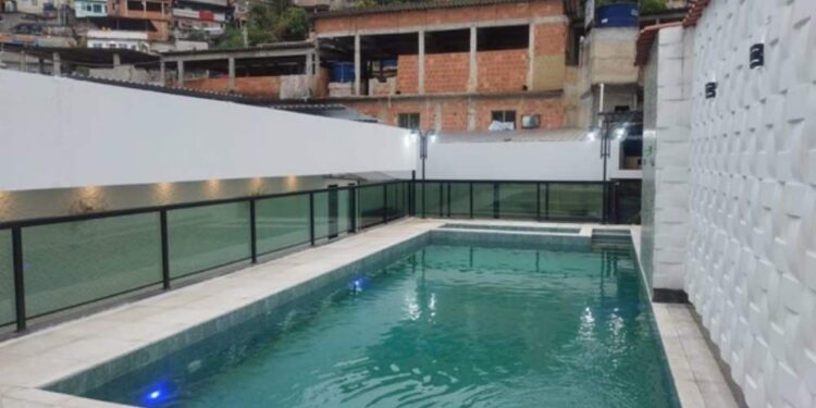 Casa de luxo localizada na favela era usada por integrantes da facção criminosa.