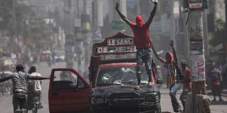 Brasil retira cidadãos do Haiti devido a aeroporto fechado e situação de segurança precária.