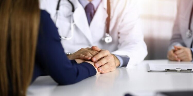 O médico acusado de cometer importunação sexual contra a paciente Vanessa Rafaela Joana de Andrade, de 26 anos, segundo vídeo postado por ela