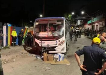 O motorista do veículo deixou o local do acidente.