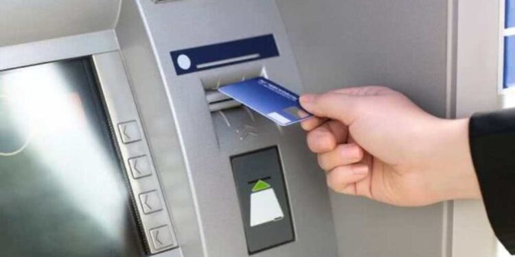 Influencer e três pessoas presas por integrarem quadrilha do 'golpe da régua' em São Paulo.