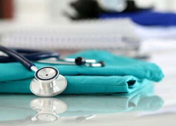 Mulher denuncia assédio sexual por médico durante consulta ortopédica em Recife.