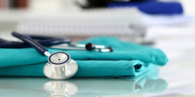 Mulher denuncia assédio sexual por médico durante consulta ortopédica em Recife.