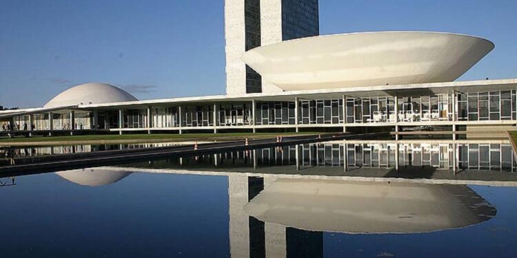 Senado aprova em primeiro e segundo turno a criminalização do uso de drogas.