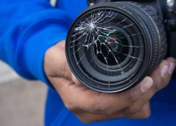 Violência contra jornalistas aumenta 8% no Brasil em 2023, segundo Abert.