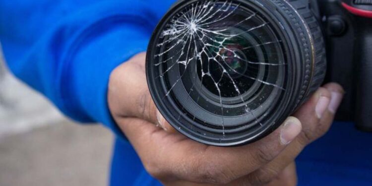 Violência contra jornalistas aumenta 8% no Brasil em 2023, segundo Abert.