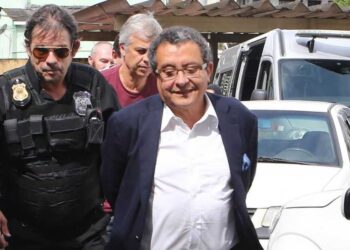 O marqueteiro João Santana sendo preso pela Polícia Federal.