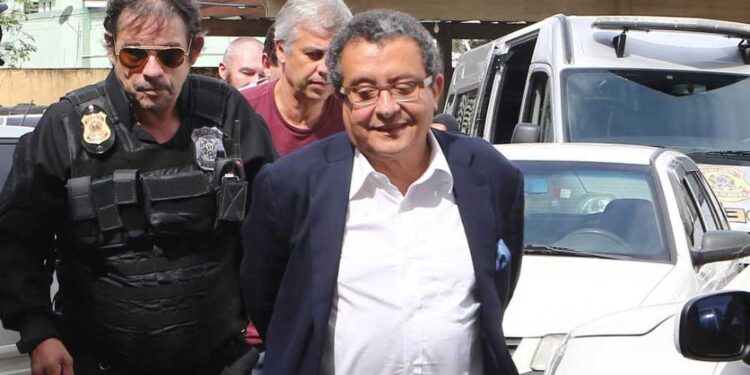 O marqueteiro João Santana sendo preso pela Polícia Federal.