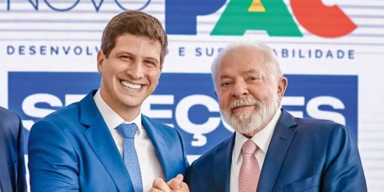 Visita de Lula a Pernambuco reforça candidatura à reeleição do prefeito do Recife.