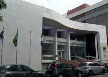 Desafios da licença-maternidade para deputadas no Brasil.