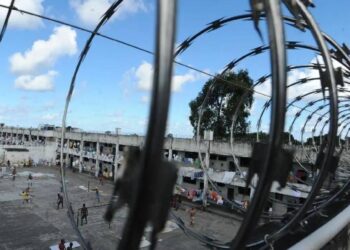 Presidente Lula sanciona parcialmente lei de restrições para saída de presos.