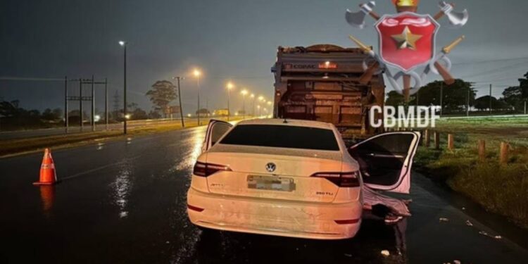 Adolescente de 17 anos morreu após carro colidir na traseira de um caminhão.