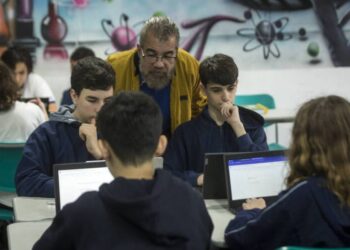 Tarcísio de Freitas adota inteligência artificial para produzir aulas digitais na rede estadual paulista.