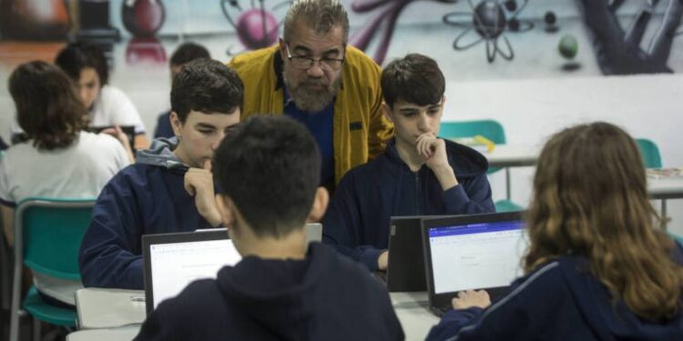 Tarcísio de Freitas adota inteligência artificial para produzir aulas digitais na rede estadual paulista.