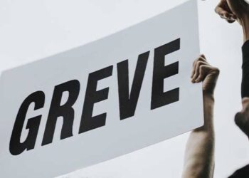 Reivindicações de reajuste salarial por parte de professores e servidores técnico-administrativos em instituições federais.