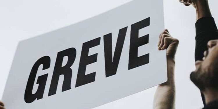 Reivindicações de reajuste salarial por parte de professores e servidores técnico-administrativos em instituições federais.