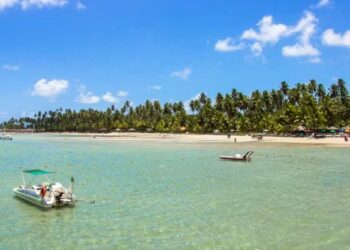 Água do mar poluída por esgoto não tratado no Eco Resort Praia dos Carneiros.