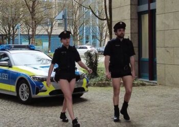 Polícia da Baviera adota estratégia inusitada devido à escassez de uniformes.