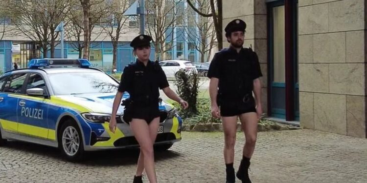 Polícia da Baviera adota estratégia inusitada devido à escassez de uniformes.