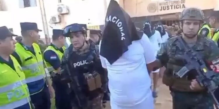 Paraguai envia 25 presos brasileiros para o Brasil em operação secreta.