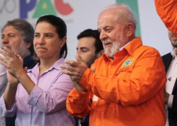 Raquel Lyra ao lado de Lula, quando o presidente veio a Pernambuco durante a cerimônia de retomada das obras da Refinaria Abreu e Lima.