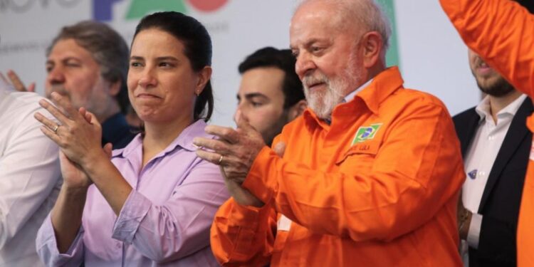 Raquel Lyra ao lado de Lula, quando o presidente veio a Pernambuco durante a cerimônia de retomada das obras da Refinaria Abreu e Lima.