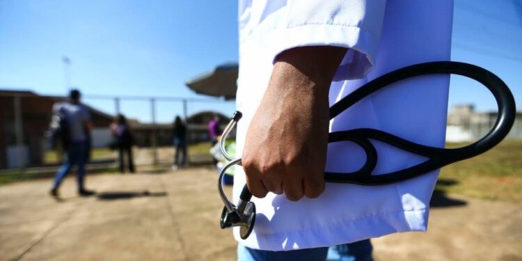 CFM divulga número de médicos por habitante no Brasil.