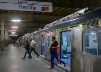 Queda de energia paralisa trem da Linha Sul em bairro da Zona Sul.