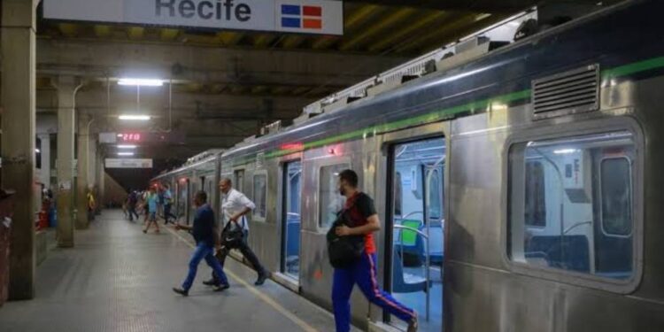 Queda de energia paralisa trem da Linha Sul em bairro da Zona Sul.