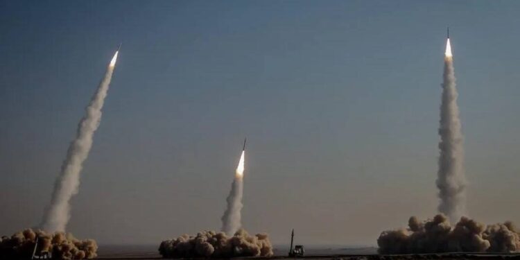 Israel ataca base nuclear iraniana perto de Isfahã, segundo fontes dos EUA e de Israel.