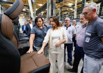 Governadora Raquel Lyra em visita ao parque de fornecedores