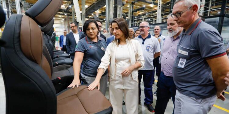 Governadora Raquel Lyra em visita ao parque de fornecedores