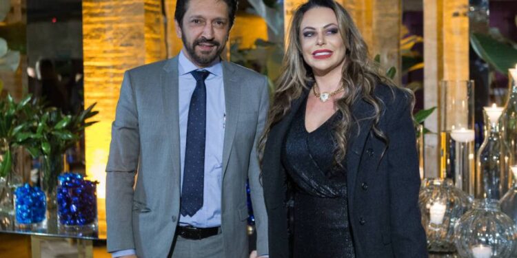 Prefeito Ricardo Nunes (MDB) e a primeira-dama Regina Nunes durante evento em São Paulo.