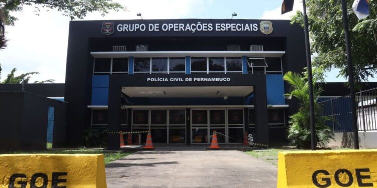 Eles foram encaminhados para a sede do Grupo de Operações Especiais (GOE), no bairro do Cordeiro, na Zona Oeste do Recife