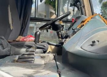 Micro-ônibus é velho, com dez anos de uso,  que estava com problemas mecânicos sérios