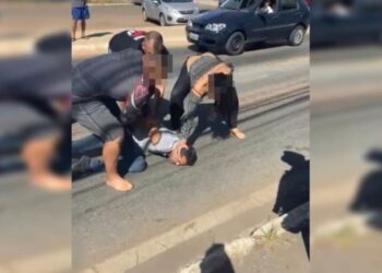 Suspeito de roubo é imobilizado por lutadores de jiu-jítsu após tentar fugir.