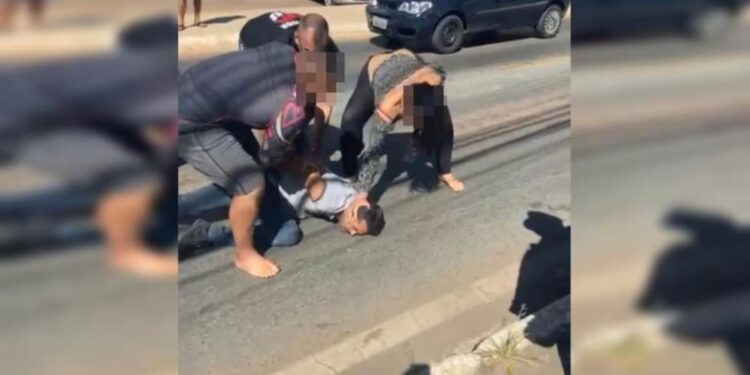 Suspeito de roubo é imobilizado por lutadores de jiu-jítsu após tentar fugir.