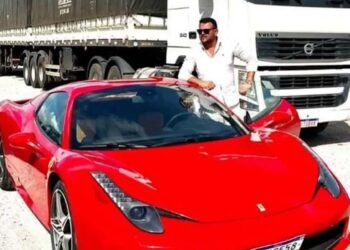 Nas redes, Xinxa da Cebola gosta de posar com carros de luxo