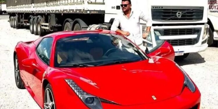 Nas redes, Xinxa da Cebola gosta de posar com carros de luxo