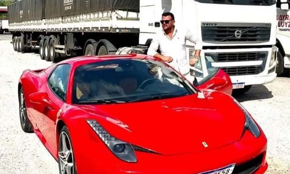 Nas redes, Xinxa da Cebola gosta de posar com carros de luxo