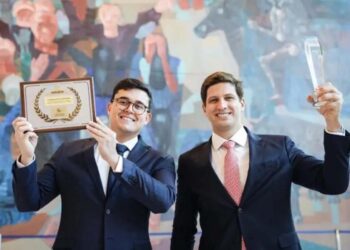 Victor Marques (esq.) e o prefeito João Campos (à dir.)