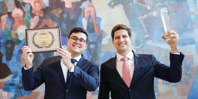 Victor Marques (esq.) e o prefeito João Campos (à dir.)