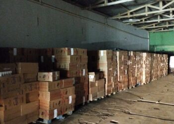 Os produtos foram encontrados em um galpão no bairro da Liberdade