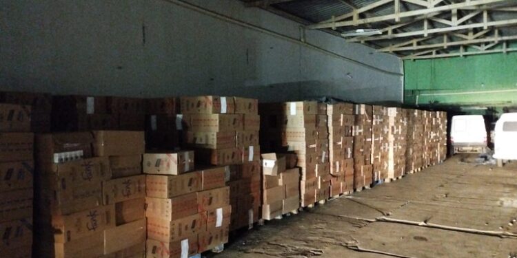 Os produtos foram encontrados em um galpão no bairro da Liberdade