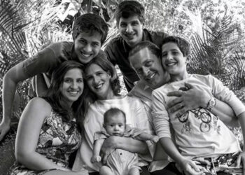 Álbum de família: Renata e Eduardo Campos rodeados pelos filhos Maria Eduarda, Pedro, João, José e Miguel (no colo) Foto: Arquivo Pessoal**
